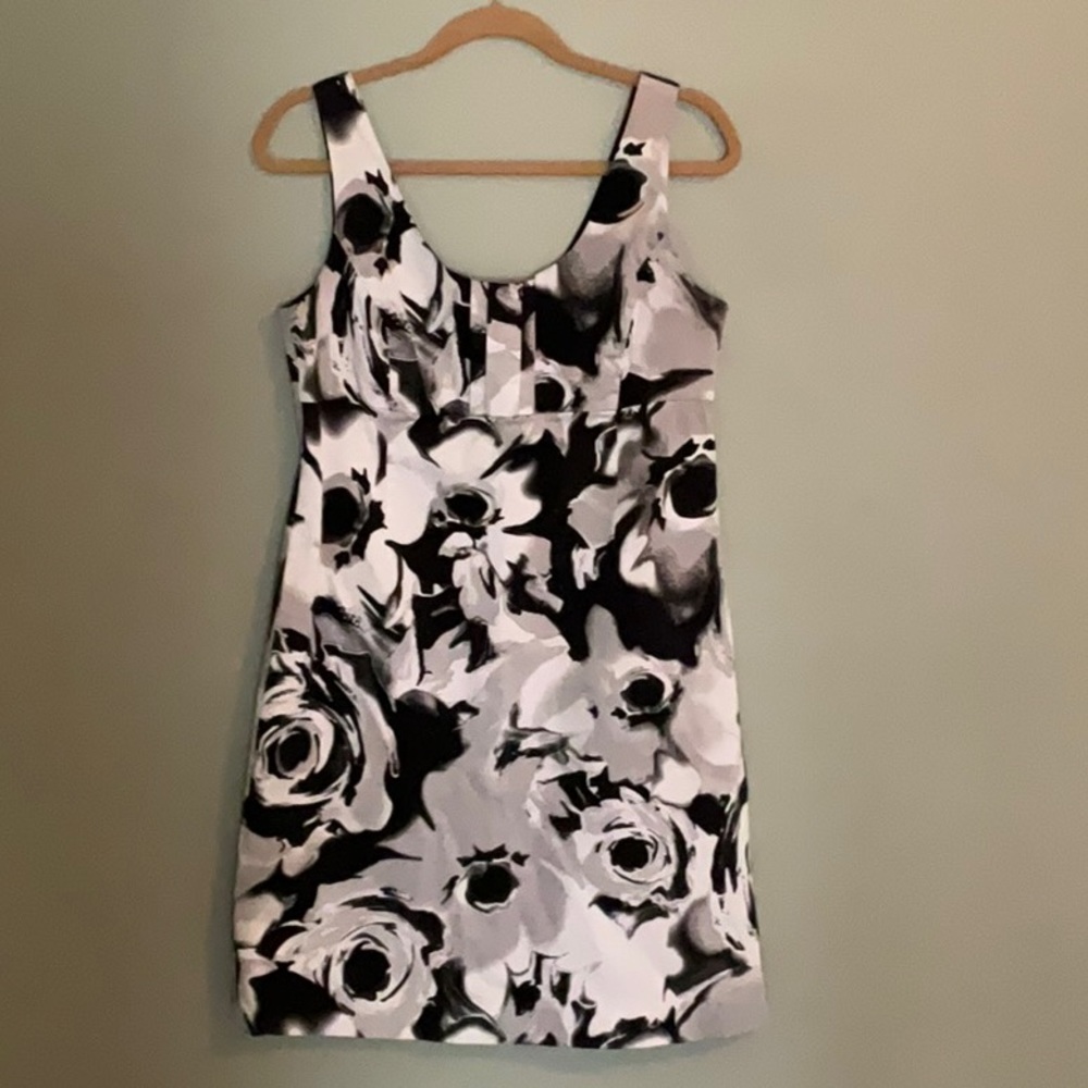 New York & Co Grey, Black & White abstract floral sheath dress size 10.